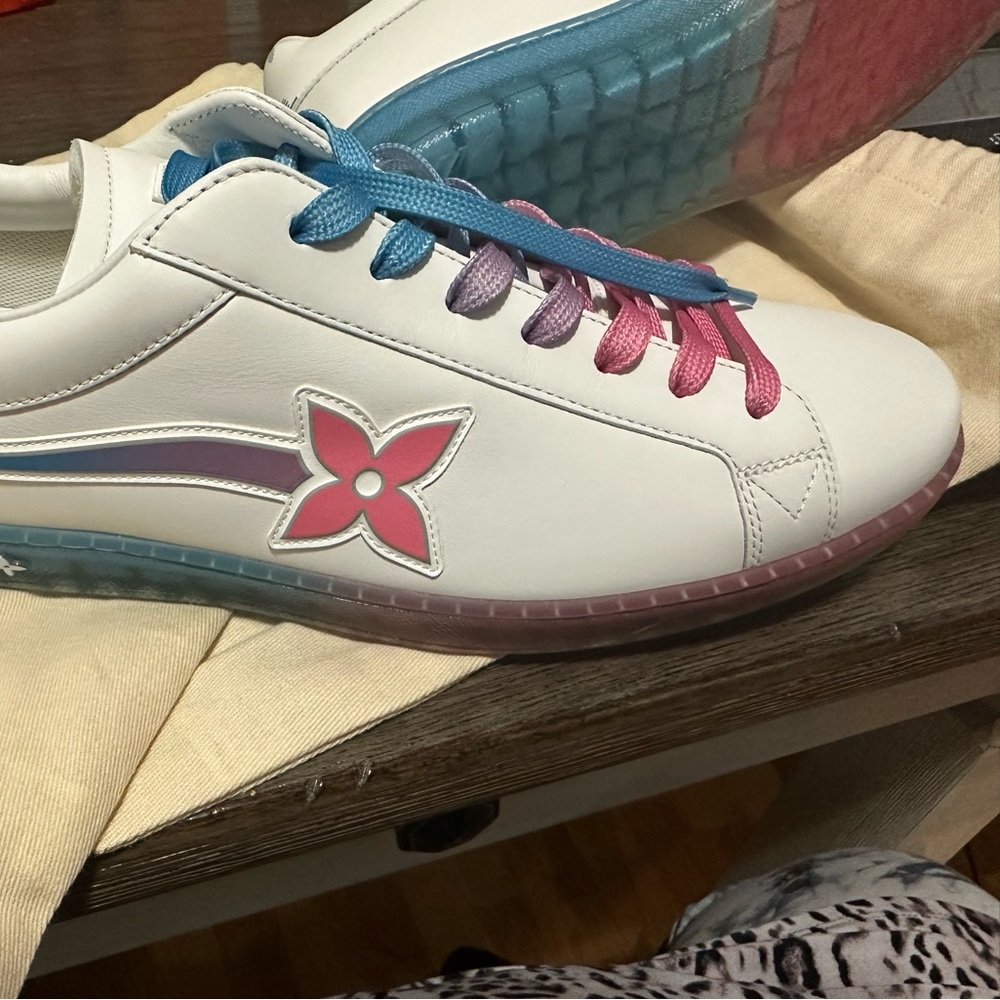 Brand New LV sneaker size 8 . Didn’t fit my man !